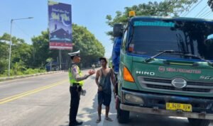 Polres Rembang Tertibkan Truk Parkir Sembarangan di Badan Jalan/rembangkab