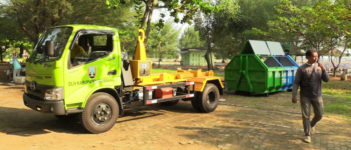 Tingkatkan Layanan Pengelolaan Sampah, DLH Rembang Kerahkan Truk Amrol/rembangkab