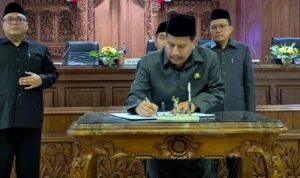 penandatanganan nota kesepakatan antara DPRD dan Bupati Rembang/rembangkab