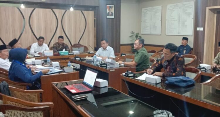 Audiensi di Ruang Banggar DPRD Rembang, Kamis (26/6) / istock