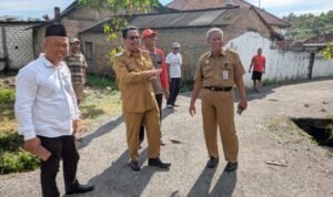 upati Rembang, Harno, meninjau hasil pemeliharaan jalan penghubung Desa Waru dan Kelurahan Magersari/rembangkab