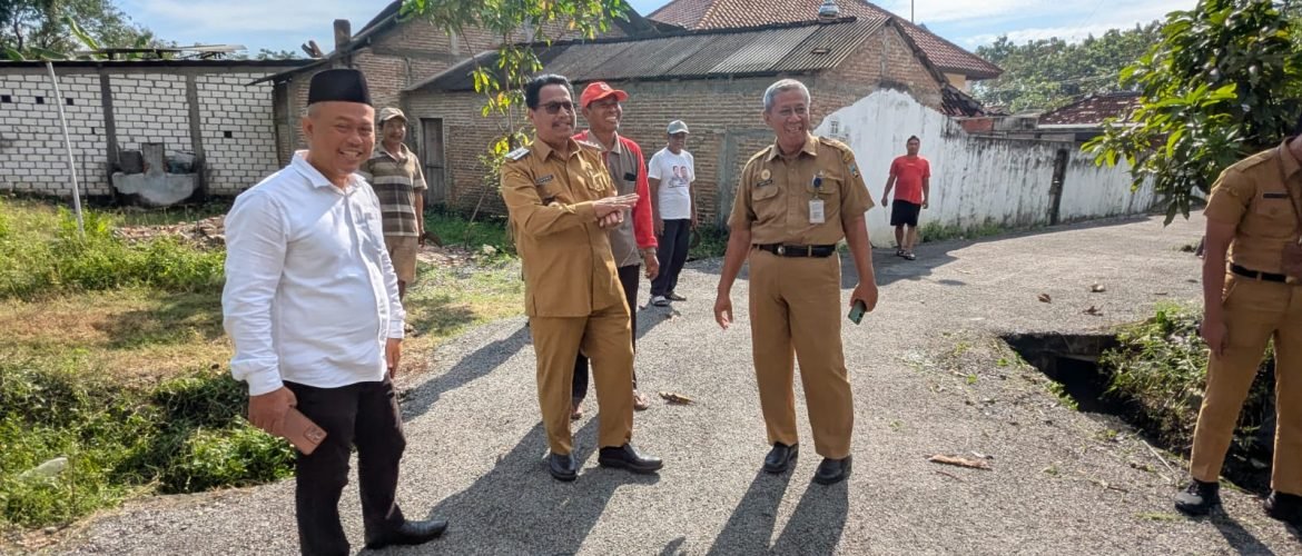 upati Rembang, Harno, meninjau hasil pemeliharaan jalan penghubung Desa Waru dan Kelurahan Magersari/rembangkab