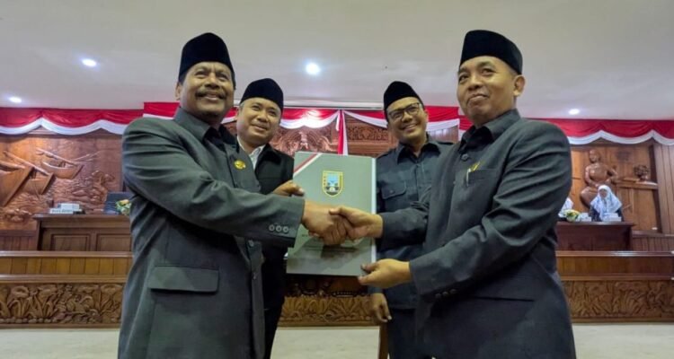 DPRD Rembang Sahkan Dua Raperda /rembangkab