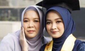 Nurul A’yun warga Desa Kragan, Rembang (kanan)/rembangkab