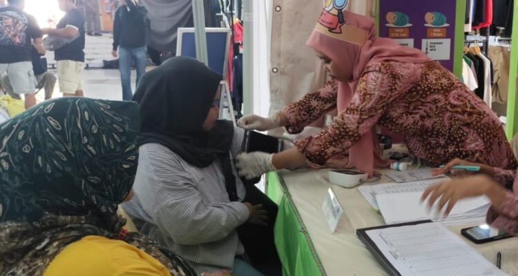 Warga Rembang Antusias Ikuti Cek Kesehatan Gratis di Rembang Expo 2025/rembangkab