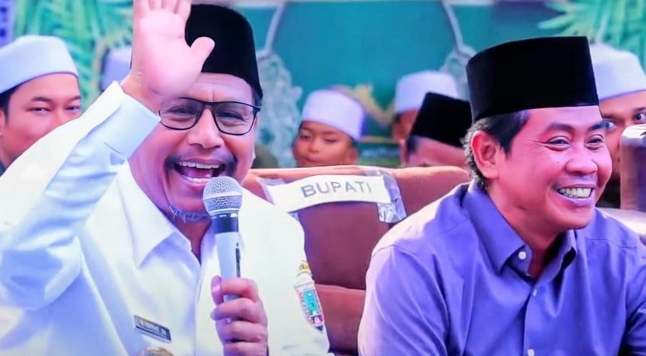 Bupati Rembang, Harno saat acara pengajian umum peringatan Maulid Nabi Muhammad SAW bersama KH. Anwar Zahid/rembangkab Bupati Rembang, Harno saat acara pengajian umum peringatan Maulid Nabi Muhammad SAW bersama KH. Anwar Zahid/rembangkab