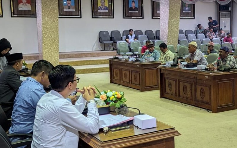 Audiensi sopir bis mini Rembang bersama DPRD dan OPD terkait /rembangkab