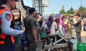 Petugas Gabungan Tertibkan Pedagang di Bahu Jalan Pasar Lasem/rembangkab