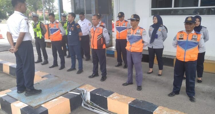 Dishub Rembang Tertibkan Kendaraan Overload di Jembatan Timbang Sarang/ tribratranews Dishub Rembang Tertibkan Kendaraan Overload di Jembatan Timbang Sarang/ tribratranews