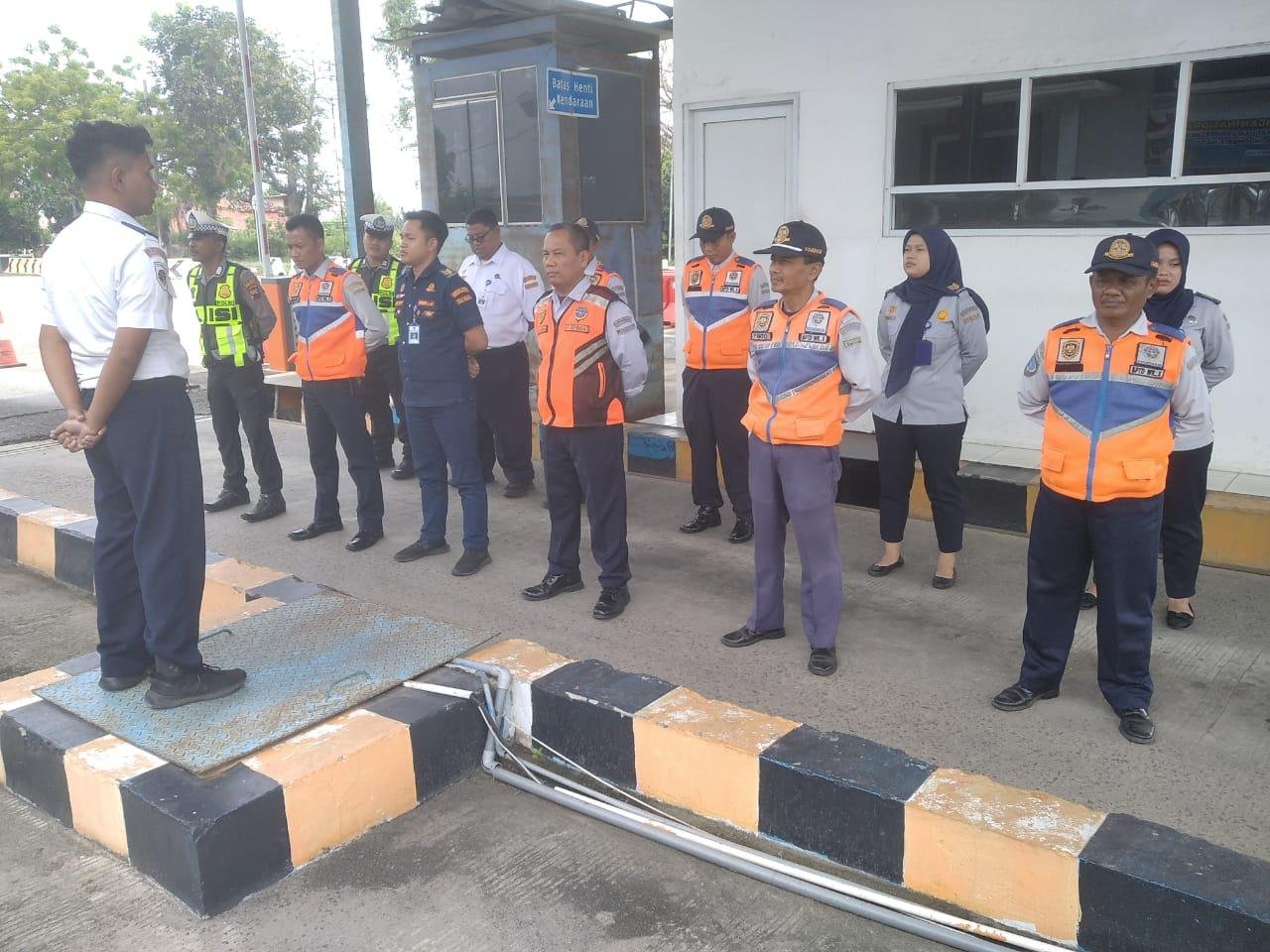 Dishub Rembang Tertibkan Kendaraan Overload di Jembatan Timbang Sarang/ tribratranews Dishub Rembang Tertibkan Kendaraan Overload di Jembatan Timbang Sarang/ tribratranews