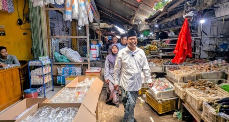 Bupati Rembang, Harno saat berada di Psar Rembang/rembangkab Bupati Rembang, Harno saat berada di Psar Rembang/rembangkab