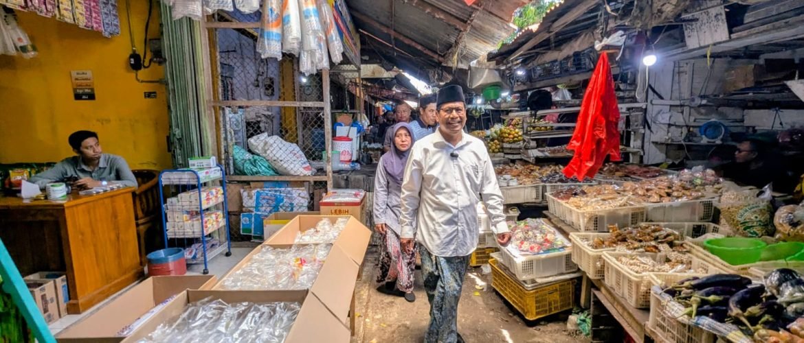 Bupati Rembang, Harno saat berada di Psar Rembang/rembangkab Bupati Rembang, Harno saat berada di Psar Rembang/rembangkab