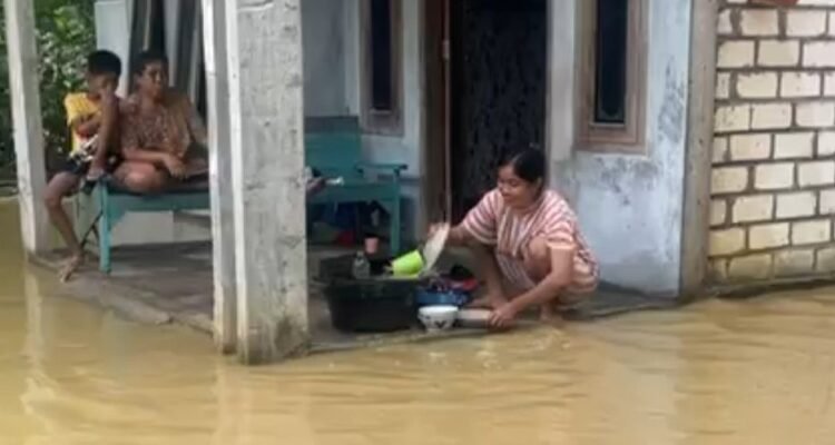 Hujan Deras Sebabkan Banjir di Sumber dan Kaliori Rembang/rembangkab Hujan Deras Sebabkan Banjir di Sumber dan Kaliori Rembang/rembangkab