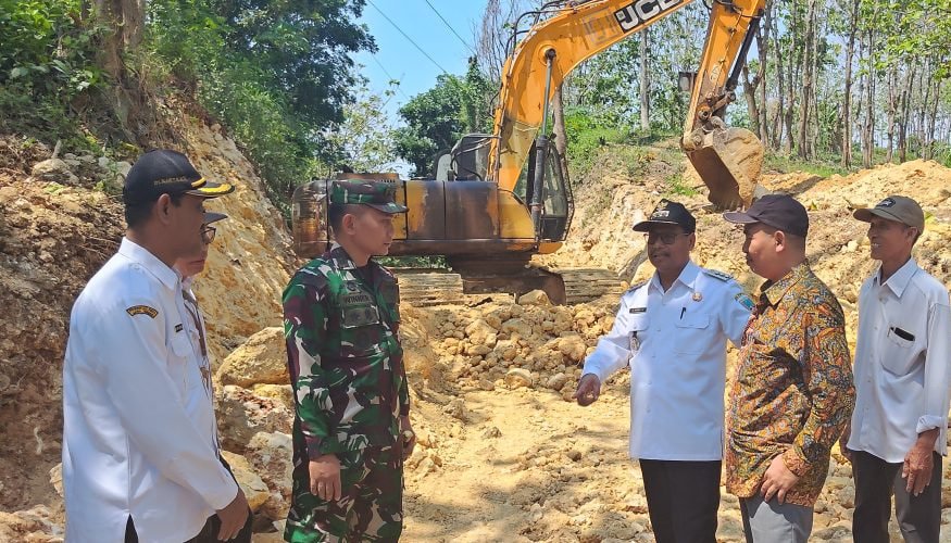 TMMD Sengkuyung Tahap IV Targetkan Pengeprasan Jalan Tanjakan di Desa Pasedan-Ngotoko/rembangkab