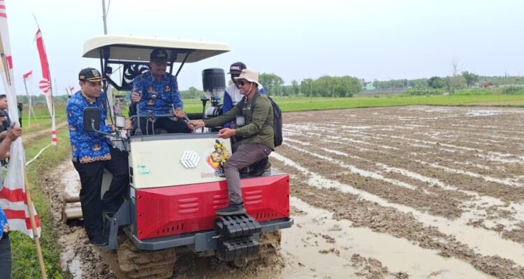 Penggunaan Alsintan Modern Diujicobakan di Rembang /rembangkab