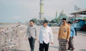 Jalan Rusak Sekitar TPI Sarang Mulai Diperbaiki/rembangkab
