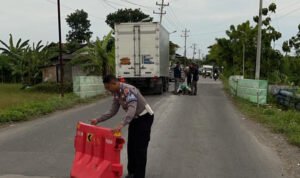 Jalan Berlubang di Sekitar Jembatan Japerejo Pamotan Rembang Diperbaiki/tribatranews