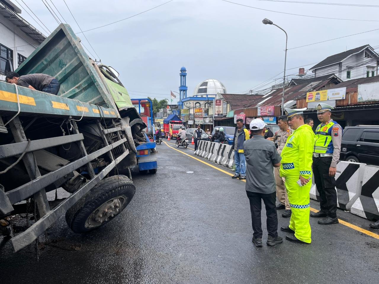 Kronologi Kecelakaan Truk Tronton di Jalan Wonosobo-Kertek/tribatranews