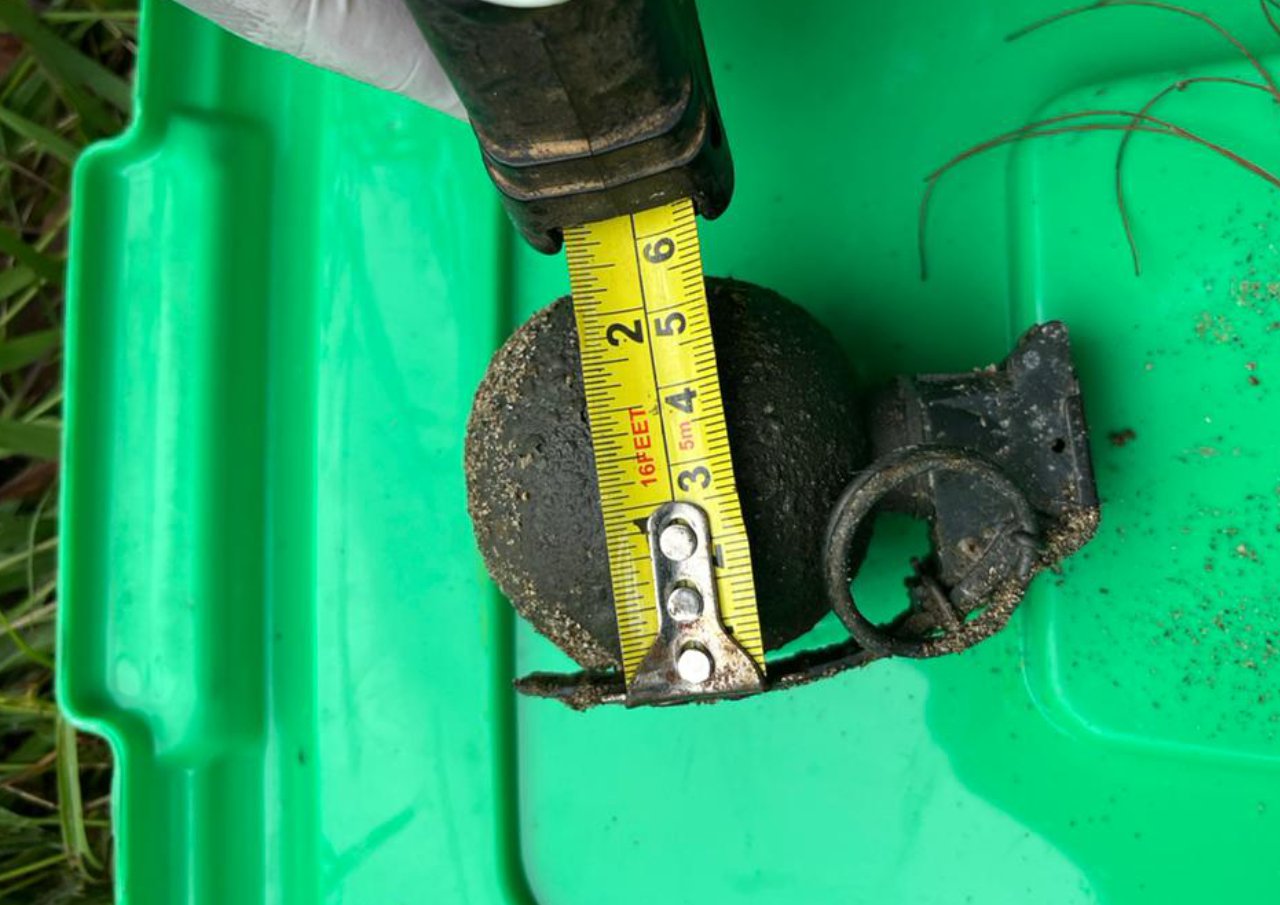 Sebuah Granat Ditemukan di Pelabuhan Desa Tasik Agung Rembang/polres rembang Sebuah Granat Ditemukan di Pelabuhan Desa Tasik Agung Rembang/polres rembang