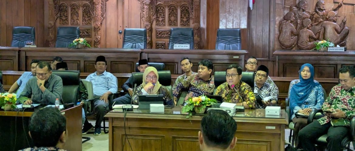 Audiensi Guru Honorer Rembang di Kantor DPRD Rembang/rembangkab