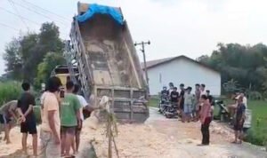 Pemkab Anggarkan Rp10 Miliar untuk Perbaikan Jalan di Rembang yang Rusak Akibat Hujan /jatengprov