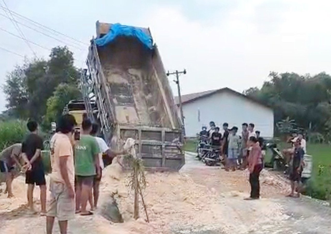 Pemkab Anggarkan Rp10 Miliar untuk Perbaikan Jalan di Rembang yang Rusak Akibat Hujan /jatengprov