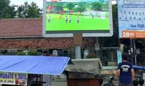 Videotron di Rembang Dimanfaatkan untuk Nobar Pertandingan Sepak Bola /rembangkab