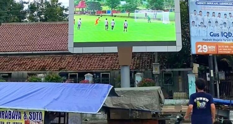 Videotron di Rembang Dimanfaatkan untuk Nobar Pertandingan Sepak Bola /rembangkab