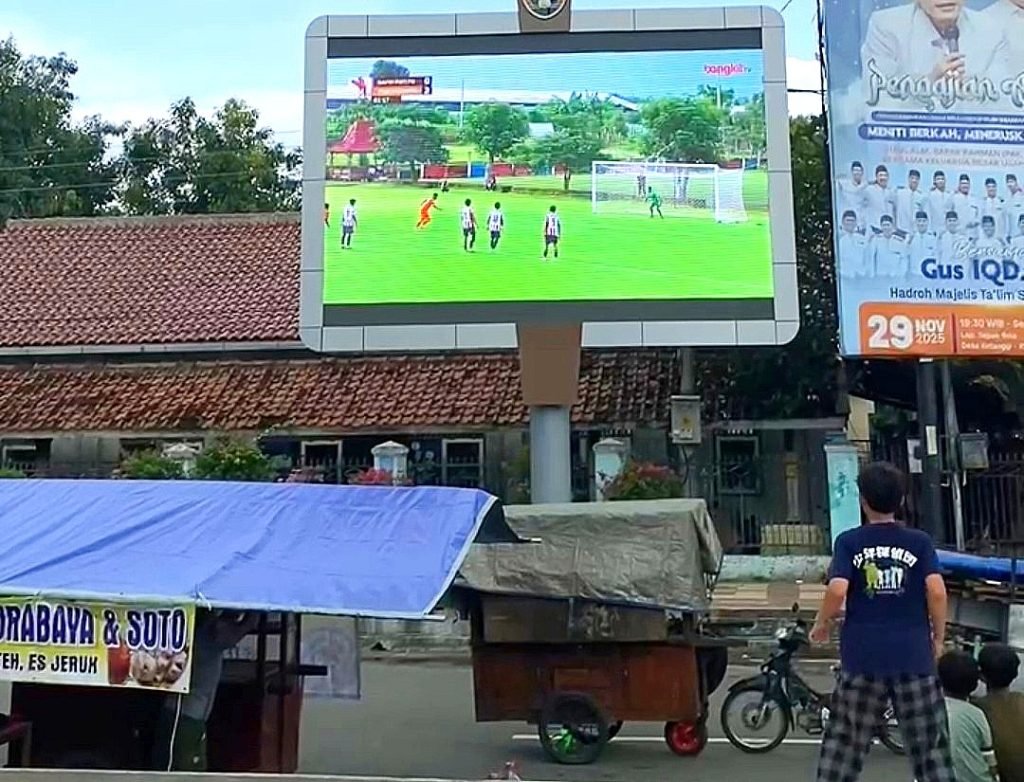 Videotron di Rembang Dimanfaatkan untuk Nobar Pertandingan Sepak Bola /rembangkab