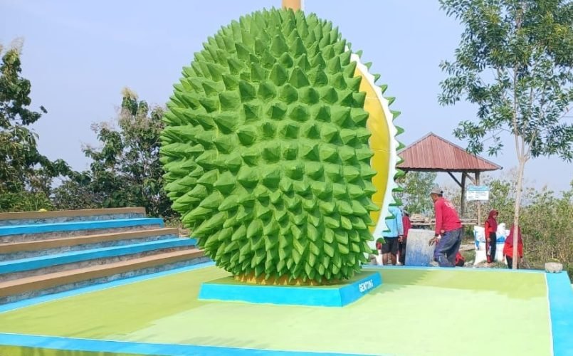 Tugu Durian Jadi Ikon Potensi Lokal Desa Criwik Rembang /rembangkab