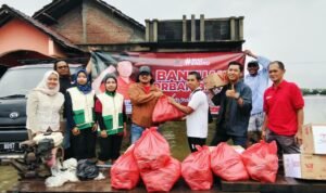 Foto : Pemberian Nasi Bungkus di Dukuh Pencil Desa Tondomulyo Kecamatan Jakenan. (Sumber. rembangnews.com/ Ilham)