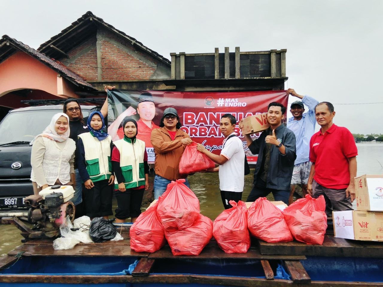 Foto : Pemberian Nasi Bungkus di Dukuh Pencil Desa Tondomulyo Kecamatan Jakenan. (Sumber. rembangnews.com/ Ilham)