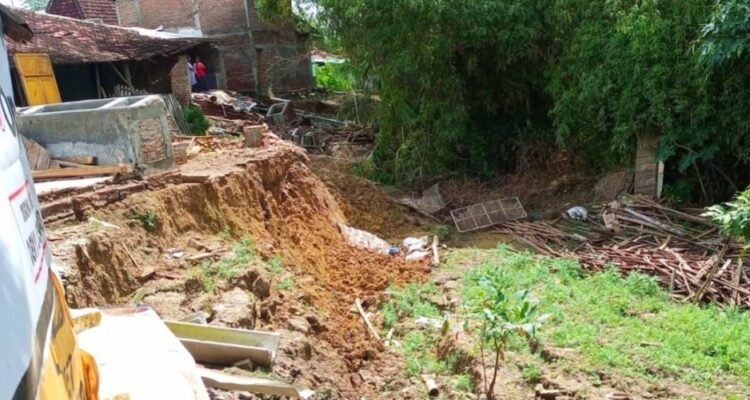 Tanah Amblas di Kaliori Rembang Sebabkan Empat Rumah Warga Rusak/rembangkab Tanah Amblas di Kaliori Rembang Sebabkan Empat Rumah Warga Rusak/rembangkab