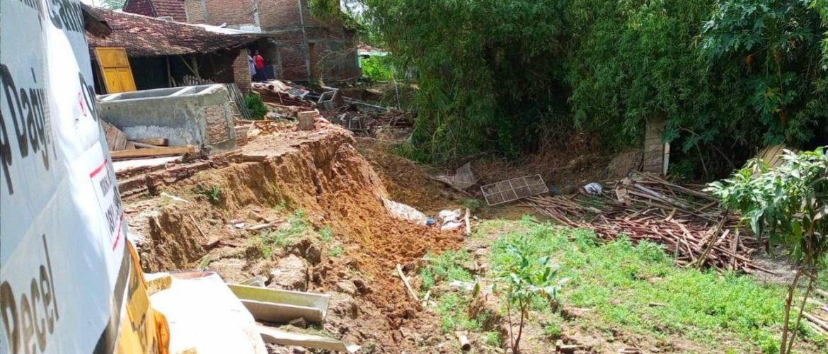 Tanah Amblas di Kaliori Rembang Sebabkan Empat Rumah Warga Rusak/rembangkab