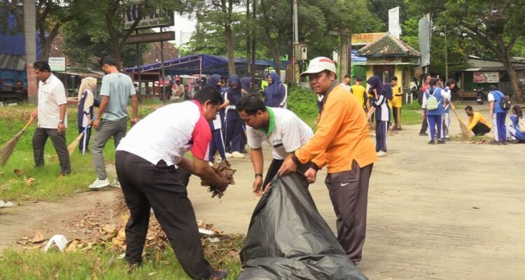 Hari Peduli Sampah Nasional, Ratusan ASN Rembang Bersih-bersih di TPR Kartini/rembangkab