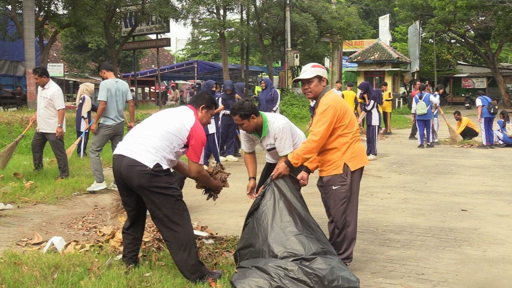 Hari Peduli Sampah Nasional, Ratusan ASN Rembang Bersih-bersih di TPR Kartini/rembangkab