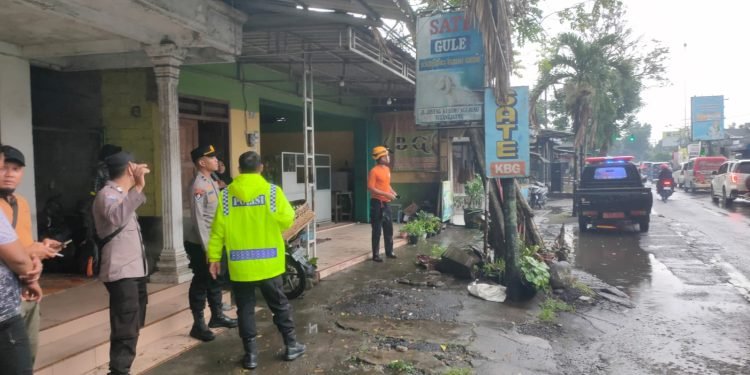 Hujan Deras dan Angin Kencang Sebabkan Pohon Tumbang di Tulungagung/polres tulungagung