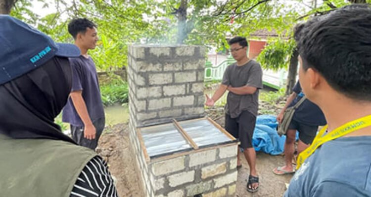 Mahasiswa KKN di Rembang Ciptakan Inovasi Insinerator Pembakar Sampah Minim Asap/rembangkab
