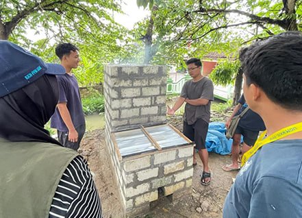 Mahasiswa KKN di Rembang Ciptakan Inovasi Insinerator Pembakar Sampah Minim Asap/rembangkab