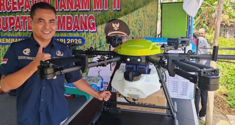 Modernisasi Pertanian di Rembang, 7 Drone Dikerahkan untuk Semprot Prestisida dan Pemupukan/rembangkab Modernisasi Pertanian di Rembang, 7 Drone Dikerahkan untuk Semprot Prestisida dan Pemupukan/rembangkab