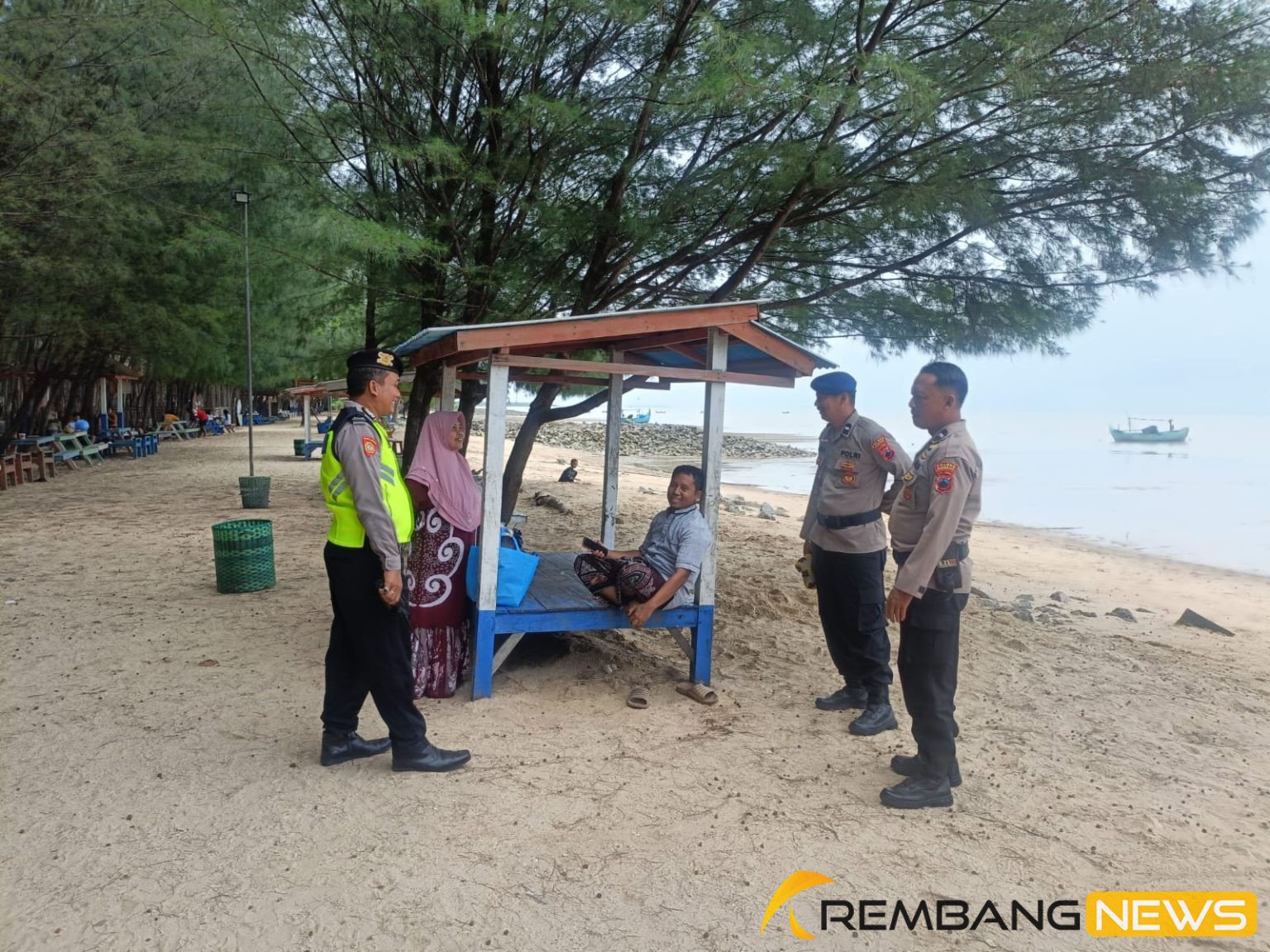 Pengunjung Pantai di Rembang Diimbau Waspada Arus Rip Current /polres Rembang