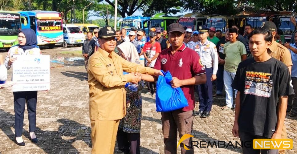 Ratusan Awak Angkutan dan Juru Parkir di Rembang Terima Bingkisan Lebaran/rembangkab