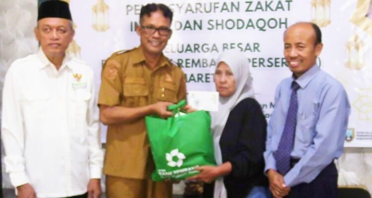 Ratusan Warga Kurang Mampu di Rembang Terima Bantuan Sembako/rembangkab