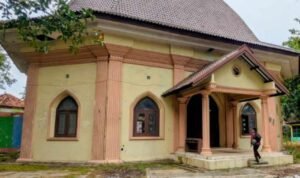 Bangunan gereja bersejarah di kawasan Taman Rekreasi Pantai (TRP) Kartini /rembangkab