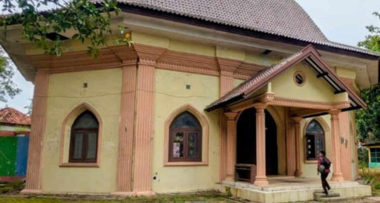 Bangunan gereja bersejarah di kawasan Taman Rekreasi Pantai (TRP) Kartini /rembangkab Bangunan gereja bersejarah di kawasan Taman Rekreasi Pantai (TRP) Kartini /rembangkab
