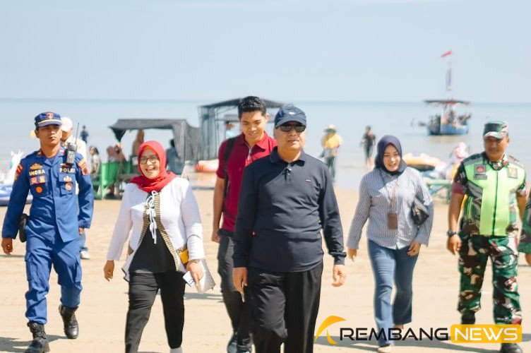 Bupati Rembang Harno telah melakukan peninjauan ke Pantai Karangjahe/rembangkab Bupati Rembang Harno telah melakukan peninjauan ke Pantai Karangjahe/rembangkab