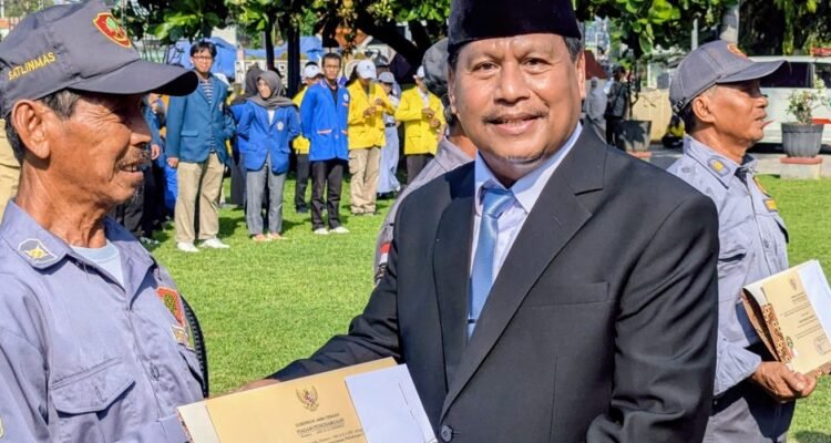 Tiga Anggota Satlinmas Rembang Dapat Penghargaan dari Gubernur Jateng/rembangkab Tiga Anggota Satlinmas Rembang Dapat Penghargaan dari Gubernur Jateng/rembangkab