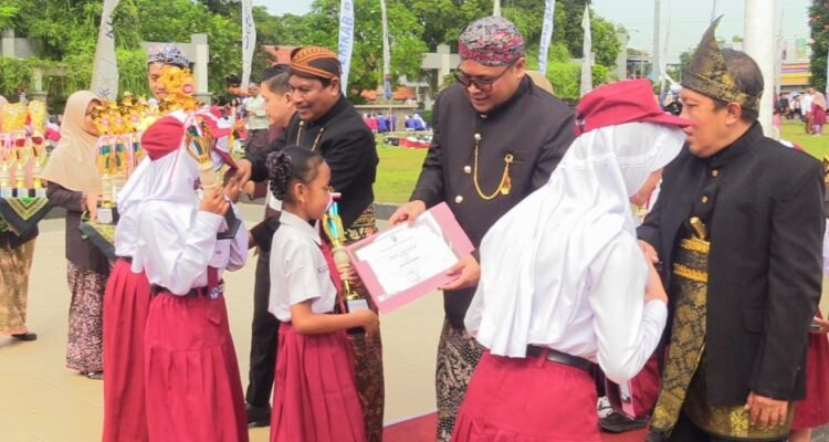 Upacara Peringatan Hari Pendidikan Nasional Digelar di Alun-alun Rembang/rembangkab