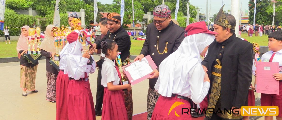 Upacara Peringatan Hari Pendidikan Nasional Digelar di Alun-alun Rembang/rembangkab