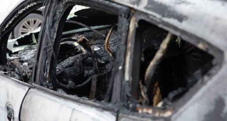 Ilustrasi mobil terbakar/istock